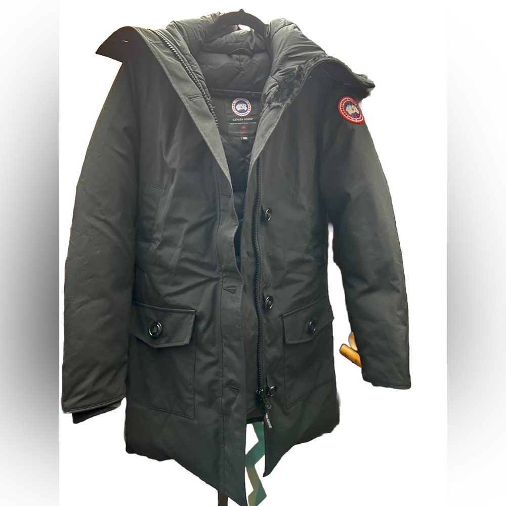 Authentic Canada Goose Black Parka w/ removable coyote fur size medium women
